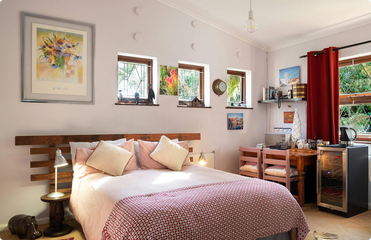 Example of a tidy bedroom with minimal clutter